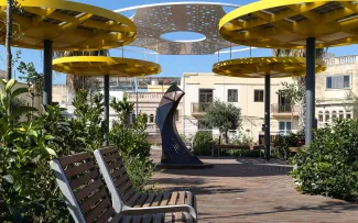 Dachgarten mit Sonnenschirmen und Sitzbänken