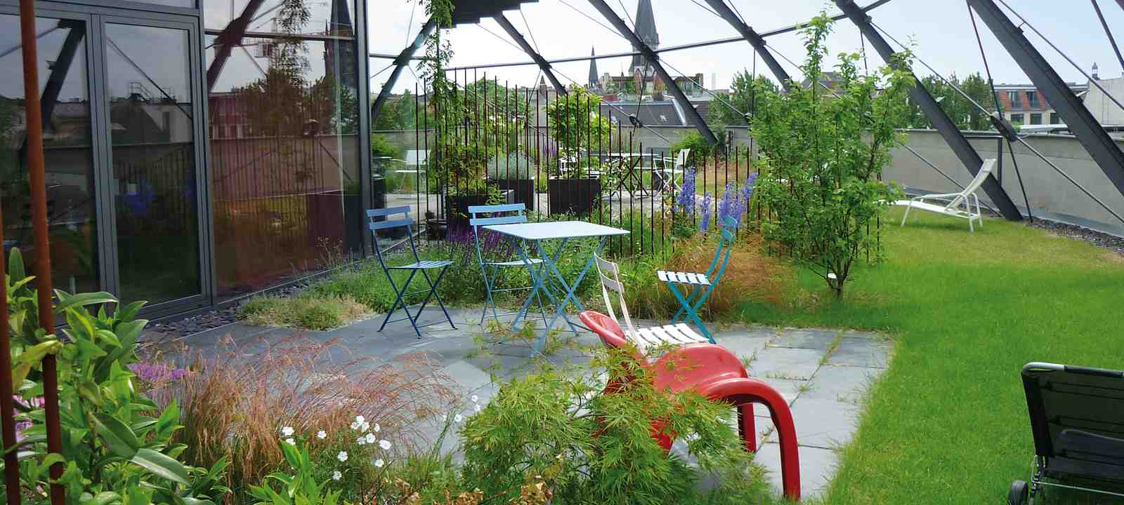 Dachgarten mit Terrassenfläche unter Stahlkuppel 