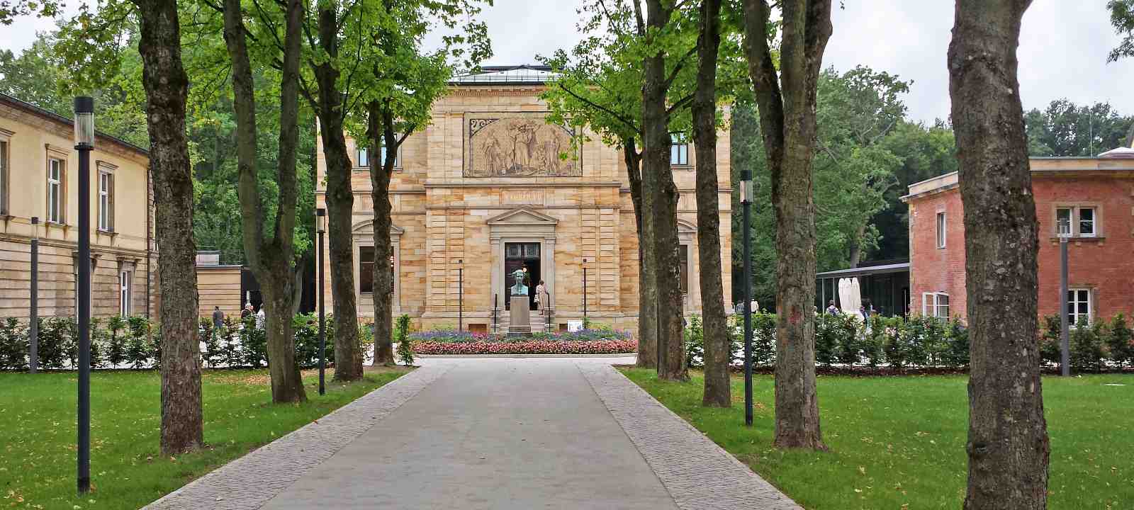 Park mit Allee und historischen Gebäuden