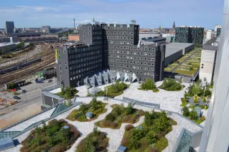 Der Gartenbereich des Tivoli Congress Centers erweitert die bestehende Fußgängerzone nun auf eine Gesamtlänge von rund 440 m. Dachgarten des Tivoli Congress Centers von oben
