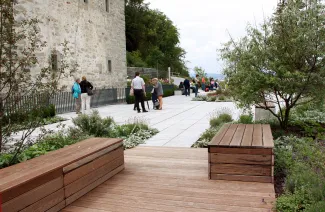 Zahlreiche Sitzgelegenheiten laden zum Verweilen und zur prächtigen Aussicht auf den Bodensee ein. Dachgarten mit Sitzgelegenheiten
