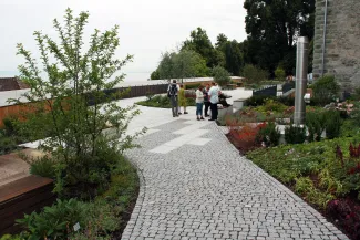 Der Gestaltung mit Pflaster- und Plattenbelägen sind auch auf dem Dach keine Grenzen gesetzt. Die Wege können sogar mit kleineren Pflegefahrzeugen befahren werden. Gehweg mit Pflasterbelag durch den Dachgarten