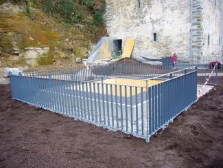Um die Lichthöfe ermöglicht die ZinCo Geländerbasis die Befestigung der Geländer ganz ohne Durchdringung der Dachabdichtung. Installation der Geländer