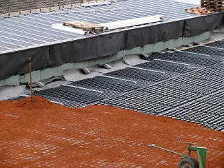 Die Geländerbasisplatten GB zur durchdringungsfreien Geländerbefestigung werden gleichsam wie die Floradrain® FD 60 Elemente mit Zincolit® Plus verfüllt. Aufbringung des Substrats