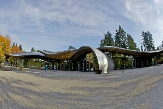 VanDusen-Gebäude mit Glasfronten und geschwungener Dachform