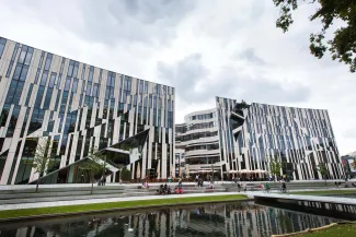 Geometrisch gestaltete Fassade aus Naturstein und Glas