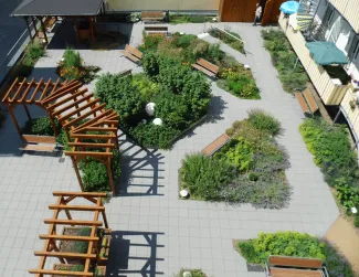 Dachgarten mit Pflanzinseln und Sitzgelegenheiten