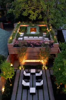 Carport in Toronto (Kanada), ZinCo Systemaufbau „Dachgarten“. Stimmungsvoll beleuchteter Dachgarten mit Teich bei Nacht