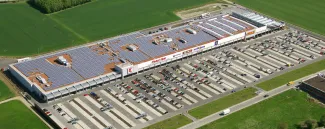 Große Solaranlage auf dem Dach des InCenters