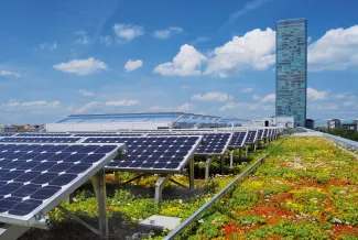 Technologiezentrum in München (Deutschland), ZinCo Systemaufbau „Solarvert“. Extensive Dachbegrünung mit Photovoltaik-Anlage