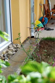 Sämtliche Dachflächen der Wohnanlage werden über Regenrinnen entwässert, welche schließlich auch in den Wasserlauf münden. Regenrinne am Haus