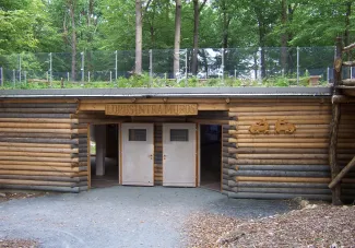 Aufenthaltsbereich mit Geländer auf einem Gebäude