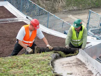 Die Vegetationsmatten werden im Randbereich angepasst