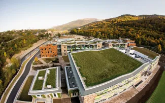 Rund 7000 m² Gründachfläche sorgen dafür, dass sich die Gebäude in die Umgebung des Nationalparkwaldes einfügen. Ein Bauprojekt mit vielfacher internationaler Auszeichung. © Danil Kolodin / Tim Flynn architects Begrünte, geschwungene Dächflächen