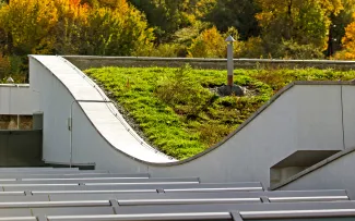 In Profil ist die Dachneigung mit bis zu 10° sehr gut zu erkennen. © Danil Kolodin / Tim Flynn architects Begrüntes Schrägdach in Wellenform
