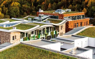 Die Aufteilung in mehrere kleine Dachflächen wirkt aufgelockert. Mit jährlich neuen Pflanzensammelaktionen soll der Artenreichtum gezielt erweitert werden. © Danil Kolodin / Tim Flynn architects Mehrere begrünte Flachdächer und wellenförmige Dächer