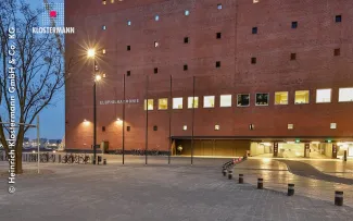 Elbphilharmonie-Gebäude mit Zufahrt in Tiefgarage