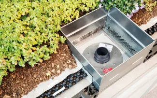Das Drosselelement liegt geschützt unterhalb des Kontrollschachtes und reguliert den langsamen Wasserabfluss. Es fungiert gleichzeitig als Überlauf. Gründach-Systemaufbau mit Kontrollschacht