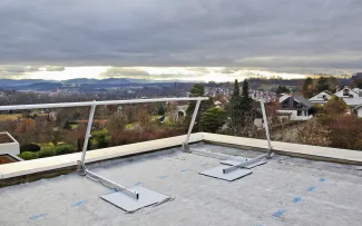 Aufbau eines Geländers auf dem Dach