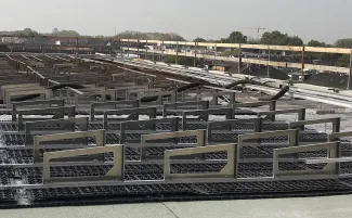 Flachdach mit fertig montierten Solargrundrahmen auf Solarbasis-Platten