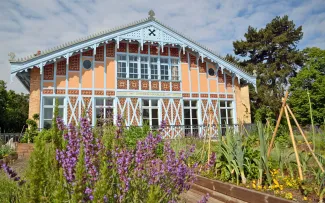 Historisches Gebäude mit Gemüse- und Kräutergarten