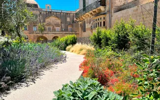 Mediterraner Garten vor einem historische Gebäude