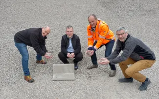 Der neue Öko-Betonwinkelstein wird stolz präsentiert von (v. li.) Rainer Thumm und Dieter Schenk, Fa. ZinCo, Walter Feeß und Thomas Allmendinger, Fa. Feeß. Personen stehen auf Pflasterfläche