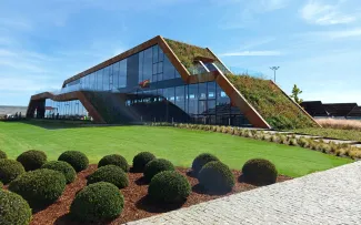 Modernes Gebäude mit Gründach