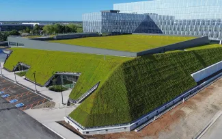 Die Veranstaltungshalle des LiUNA Local 183 Gebäudeensembles ist mit Grünflächen geradezu ummantelt.  Begrüntes Schrägdach